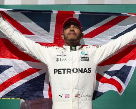Хамилтън го направи – изравни Михаел Шумахер по титли във Ф1