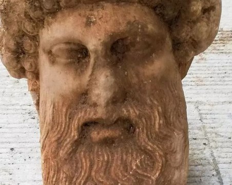 Откриха древна статуя на Хермес на по-малко от 2 метра под оживена улица в Атина
