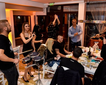 Полицията нахлу в пловдивски ресторант, където се вихреше купон – написаха им два акта