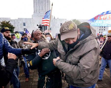 Сблъсъци между поддръжници на Тръмп и контрапротестиращи, има арестувани и ранени