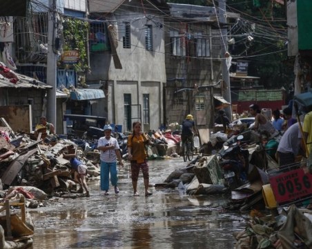 Жертвите на тайфуна Вамко във Филипините вече са 67