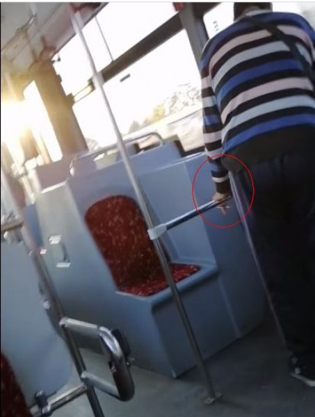 Бащиния! Кондуктор запали цигара в пловдивски автобус, маска въобще не ползва