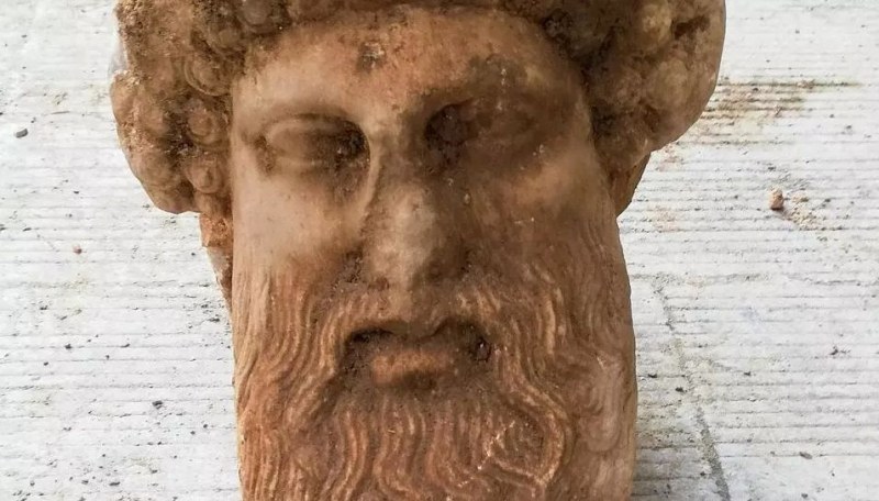 Откриха древна статуя на Хермес на по-малко от 2 метра под оживена улица в Атина