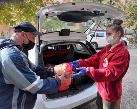 Доброволци помагат на нуждаещи се в разгара на пандемията