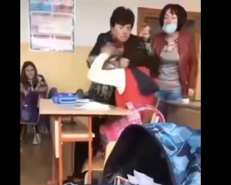 Учителката, заснета да скубе и бие ученичка: Понякога не можем да ги озаптим