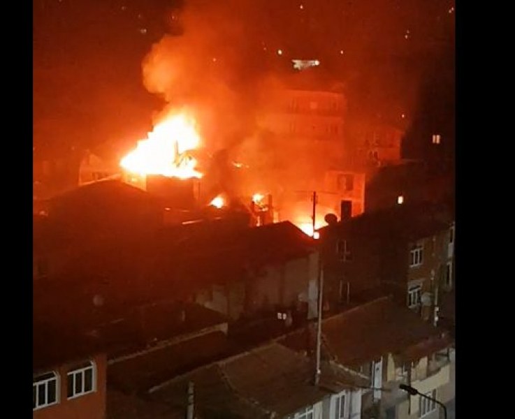 Голям пожар в Столипиново! Горят къщи в махалата ВИДЕО