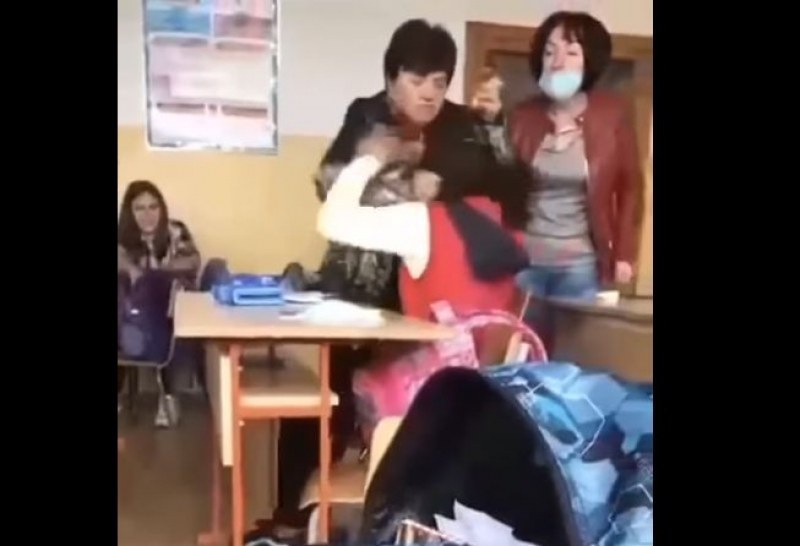 Учителката, заснета да скубе и бие ученичка: Понякога не можем да ги озаптим