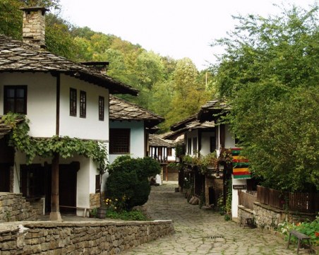 Подпомагат с 305 000 лева служителите в етнографските музеи на открито