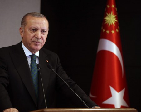 Турция въведе вечерен час, затяга мерките срещу COVID-19