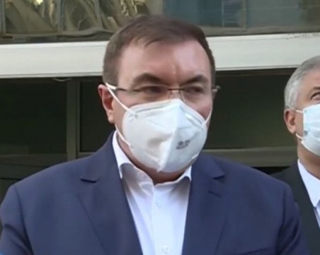 Здравният министър: Правим болници във всеки град без COVID пациенти