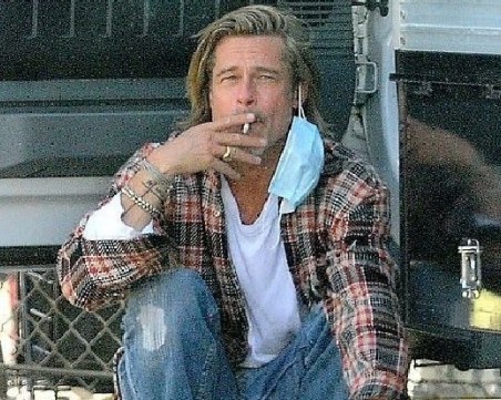 Брад Пит с часове разтоварва камион и раздава храна на хора в нужда