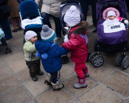 ГЕРБ и ВМРО се разбраха за детските надбавки, остава доходният подход за отпускането им
