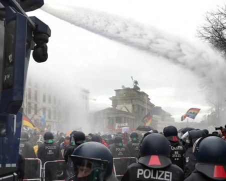 Напрежение в Берлин! 100 души са в ареста, има ранени полицаи