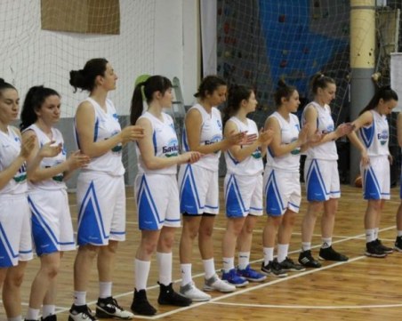 Тежка загуба за женския баскетболен Академик