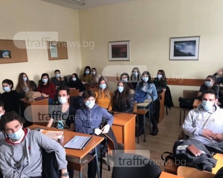 Заповед: Учениците влизат в класните стаи с маски или шлемове