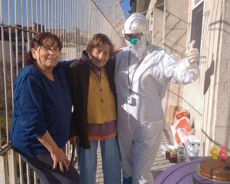 Жената на 96 години, преборила коронавируса: Вярвайте в персонала, който ви лекува