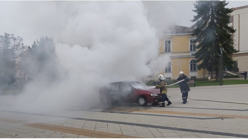 Две обвинения получи мъжът запалил колата си във Враца