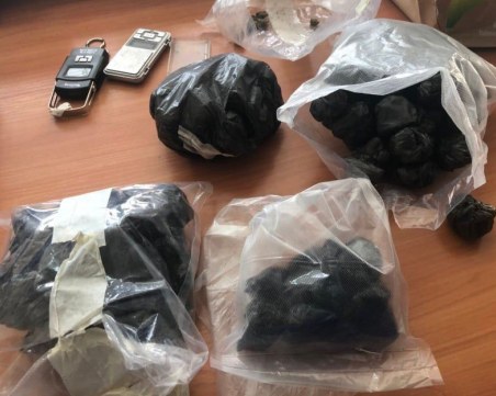 Акция Антидрога: Килограм марихуана откриха в квартирата на уличен дилър в Пловдив