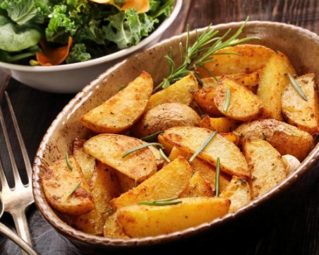 Готвач oткри необичаен трик за най-вкусните картофи на фурна