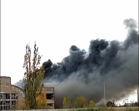 Лумна голям пожар в бившия завод 