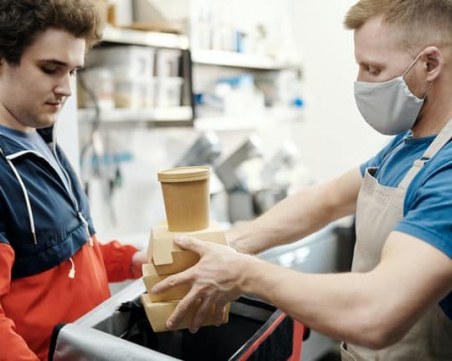 Намалиха ДДС-то и за доставка на храна по домовете