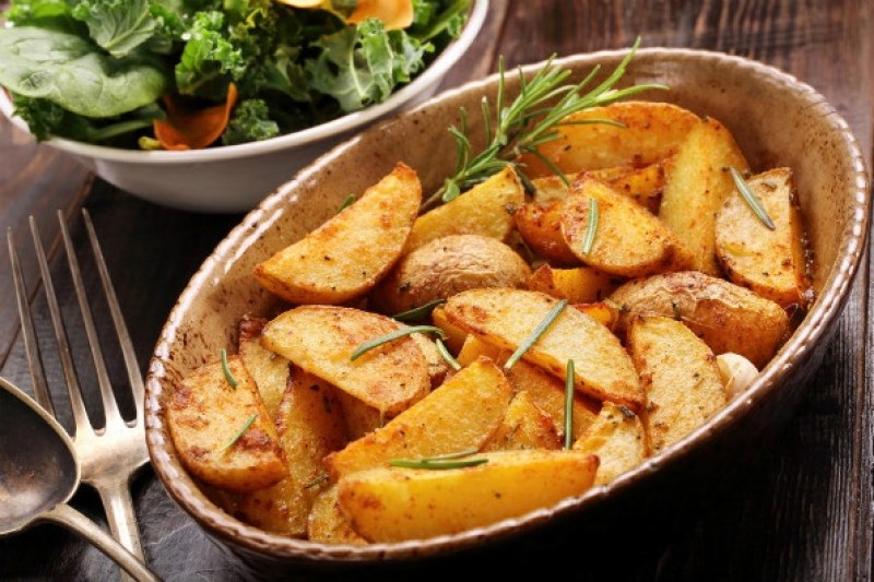 Готвач oткри необичаен трик за най-вкусните картофи на фурна