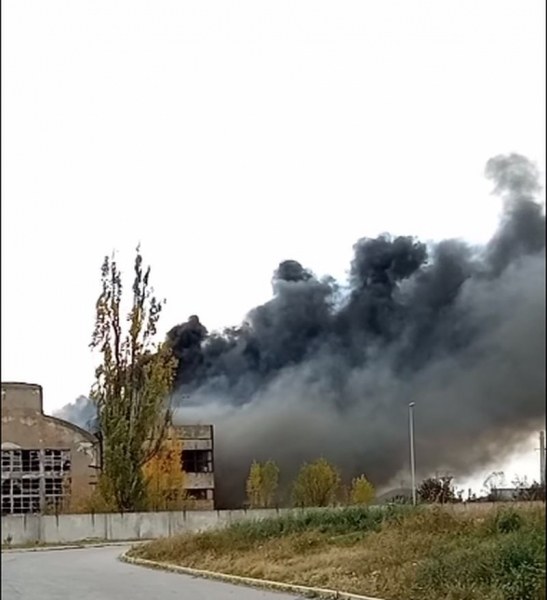 Лумна голям пожар в бившия завод 