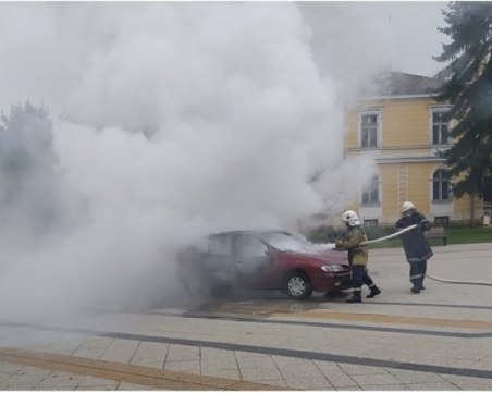Остава в ареста мъжът, който запали колата си в центъра на Враца