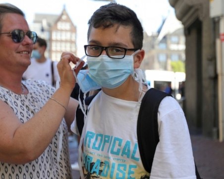 В Нидерландия маските на публични места стават задължителни от декември