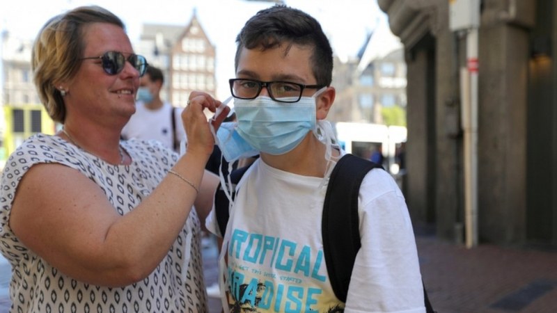 В Нидерландия маските на публични места стават задължителни от декември