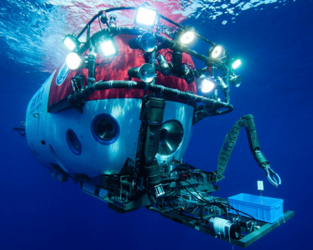 Историческа мисия! Китайска подводница показва на живо спускане до Марианската падина