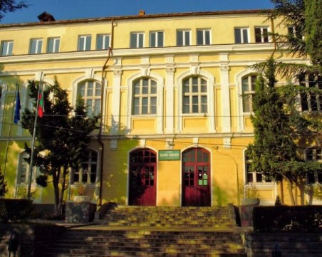 Обичана учителка от Карлово загуби битката с COVID-19