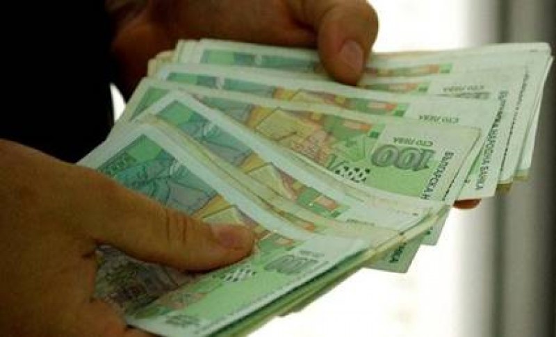 Колко души в България получават над 30 000 лева заплата месечно?