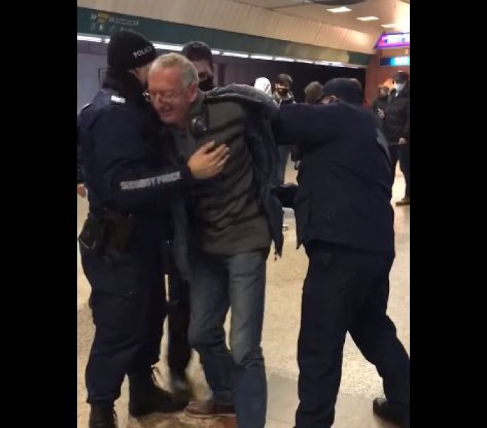 ВИДЕО: Арестуваха мъж, защото няма маска в метрото