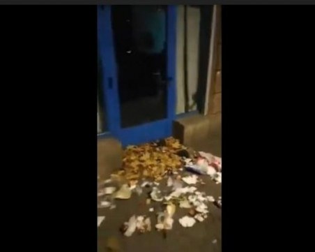 Петима с белезници след протестите снощи