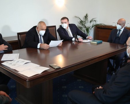 Борисов се срещна с щаба и здравния министър