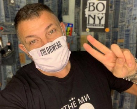 Гримьорът на звездите Мис Бони дарява сценичните си костюми