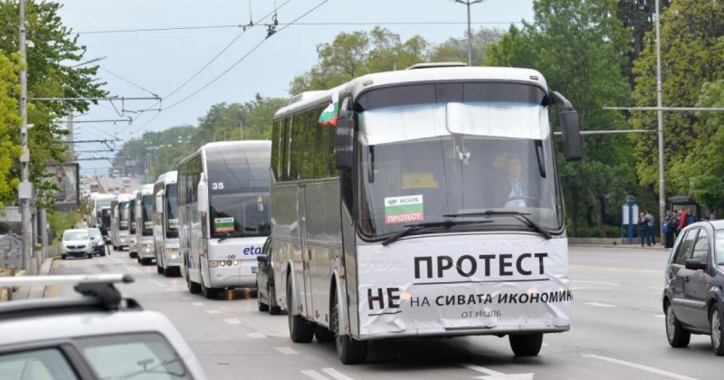 Автобусните превозвачи и такситата излизат на протест! Обявиха се против незаконния превоз