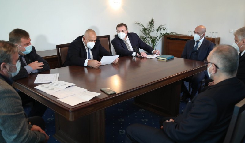 Борисов се срещна с щаба и здравния министър
