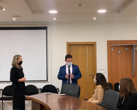 Две студентки стават доброволци в МБАЛ 