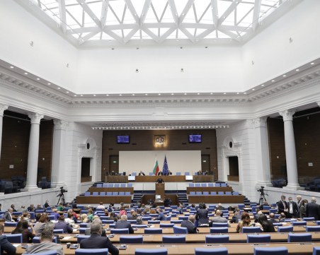 Изненадващо: Гледат проекта за нова конституция утре!