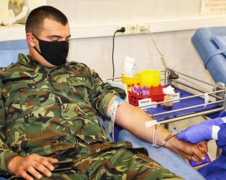 На кои фронтове помагат военните по време на COVID-19 пандемията?