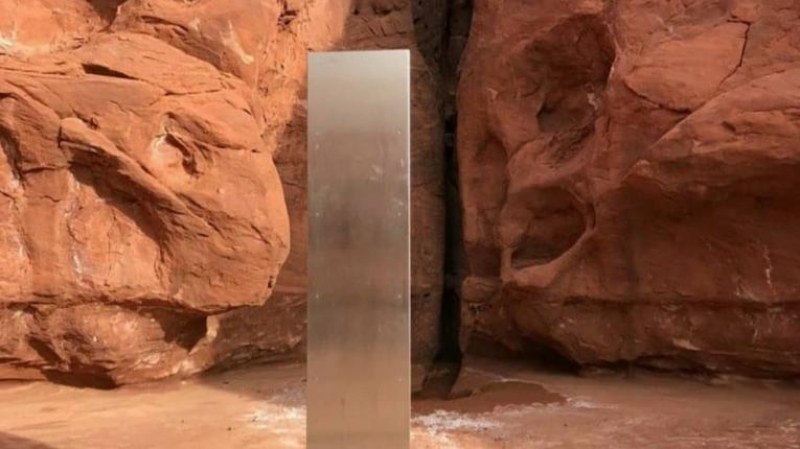 Мистериозен метален монолит е открит насред пустинята в Юта