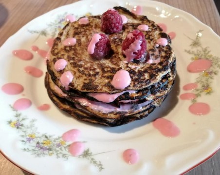 Мини бананова палачинкова торта с крем малина