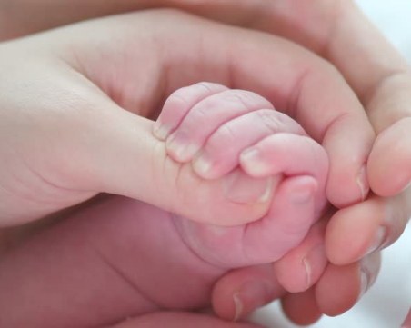 Почина 3-мечесно бебе с COVID-19, още две жени на 30 и 33 години сред жертвите