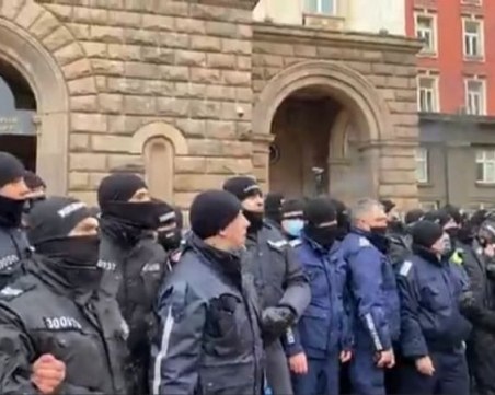Протест в София срещу противоепидемичните мерки, димки полетяха към Министерски съвет