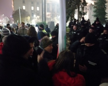 Протести в София! Демонстратни опитаха да затворят булевард