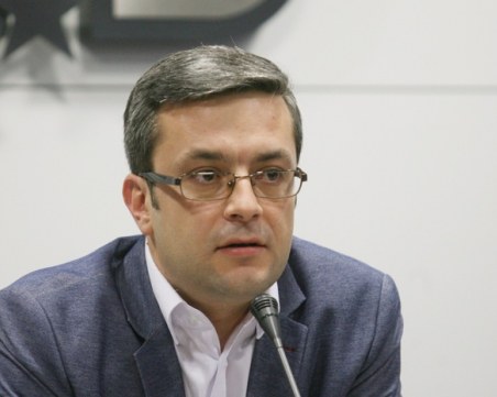 Тома Биков: Обществото бе демобилизирано, че маските са, за да мълчим