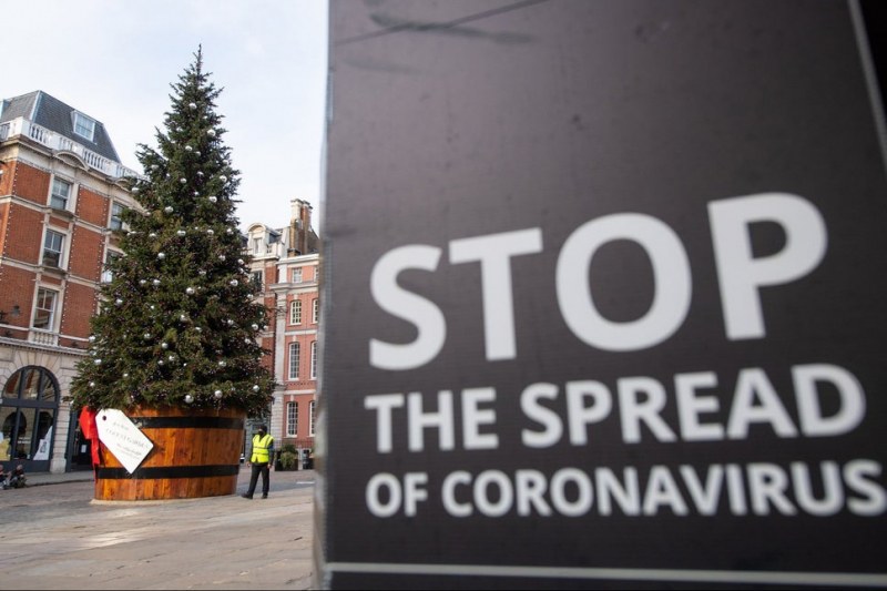 Обединеното кралство облекчава мерките срещу COVID-19 за Коледа