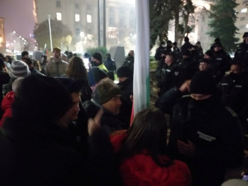 Протести в София! Демонстратни опитаха да затворят булевард